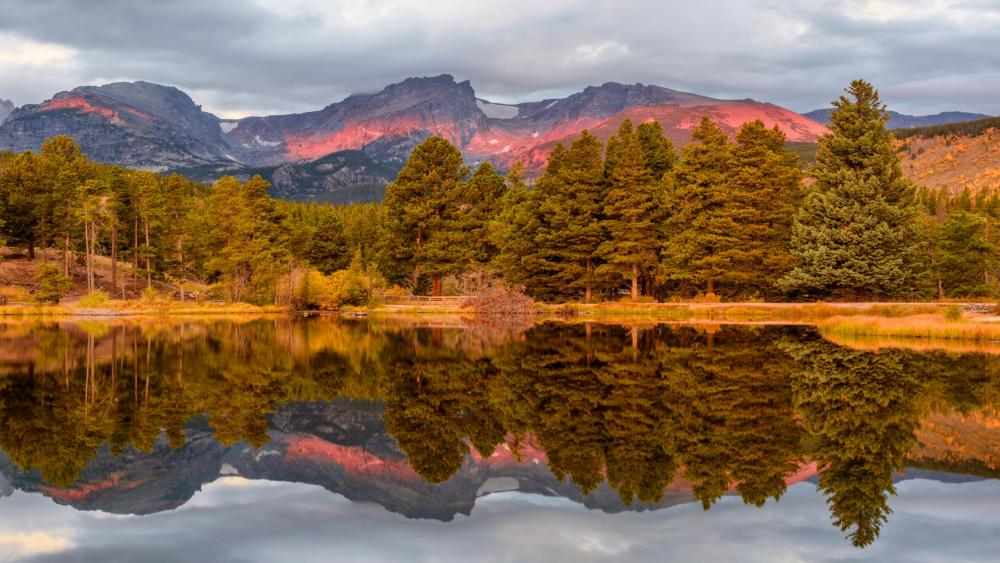 Serene Mountain Reflection in a Tranquil Lake wallpaper