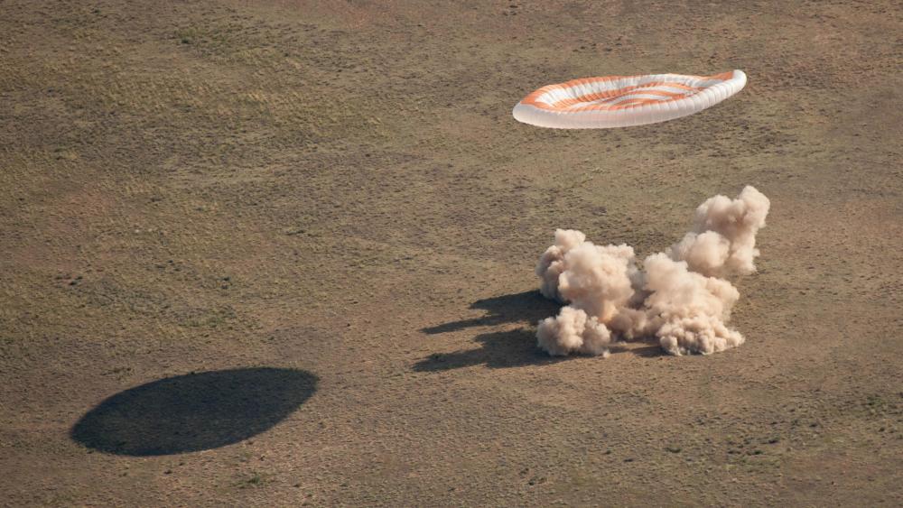 Soyuz TMA-20 Landing with Expedition 27 Crew wallpaper
