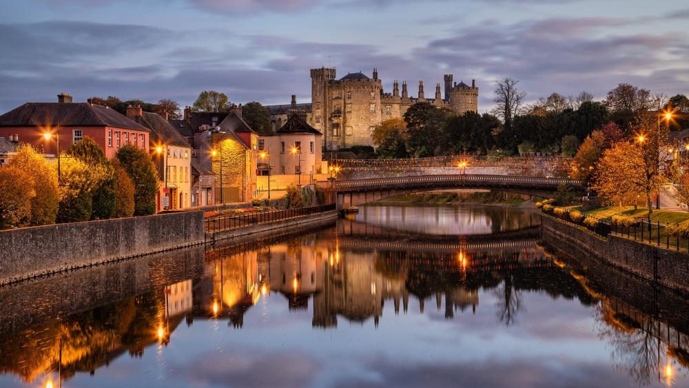 Serene Cityscape Reflections at Dusk wallpaper