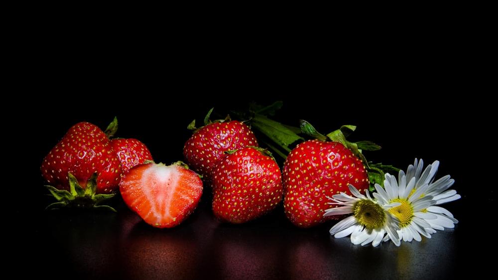 Fresh Strawberries with Daisy Charm wallpaper