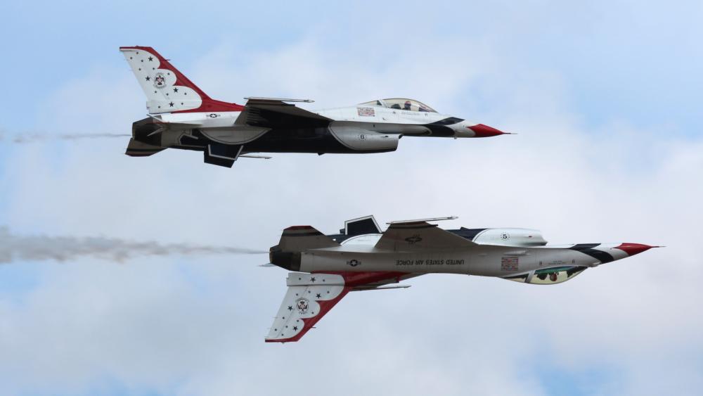 USAF Thunderbirds Performing at JBLM Expo wallpaper