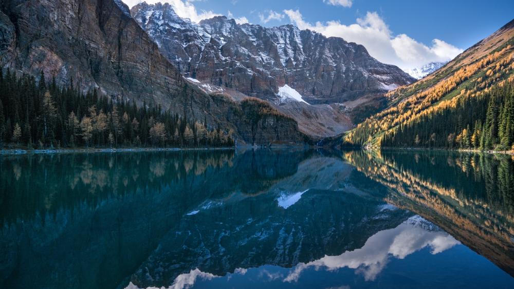 Majestic Mountain Reflections in Crystal Lake wallpaper