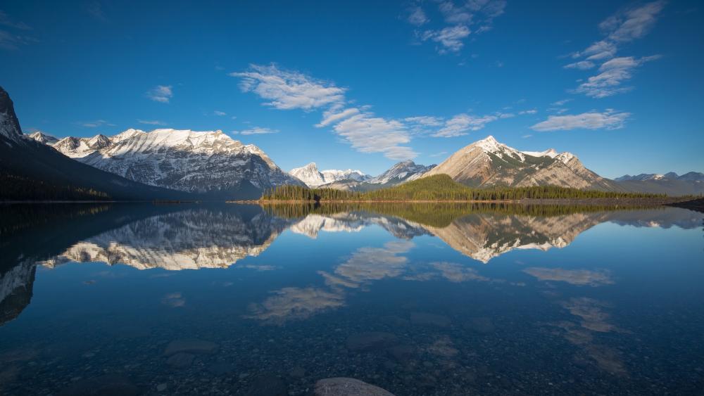 Tranquil Mountain Lake Reflection wallpaper