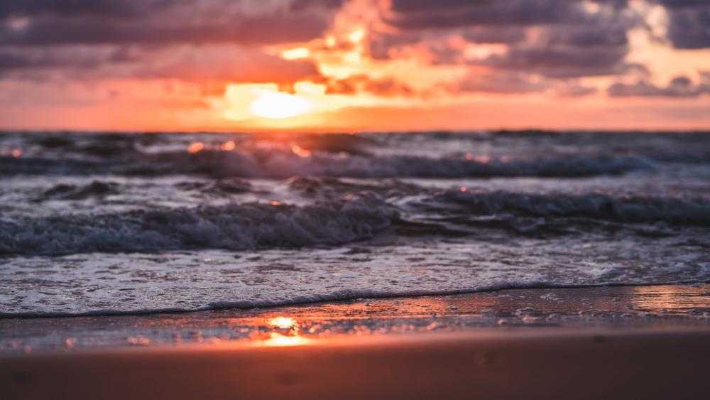 Serene Sunset Over Ocean Waves wallpaper