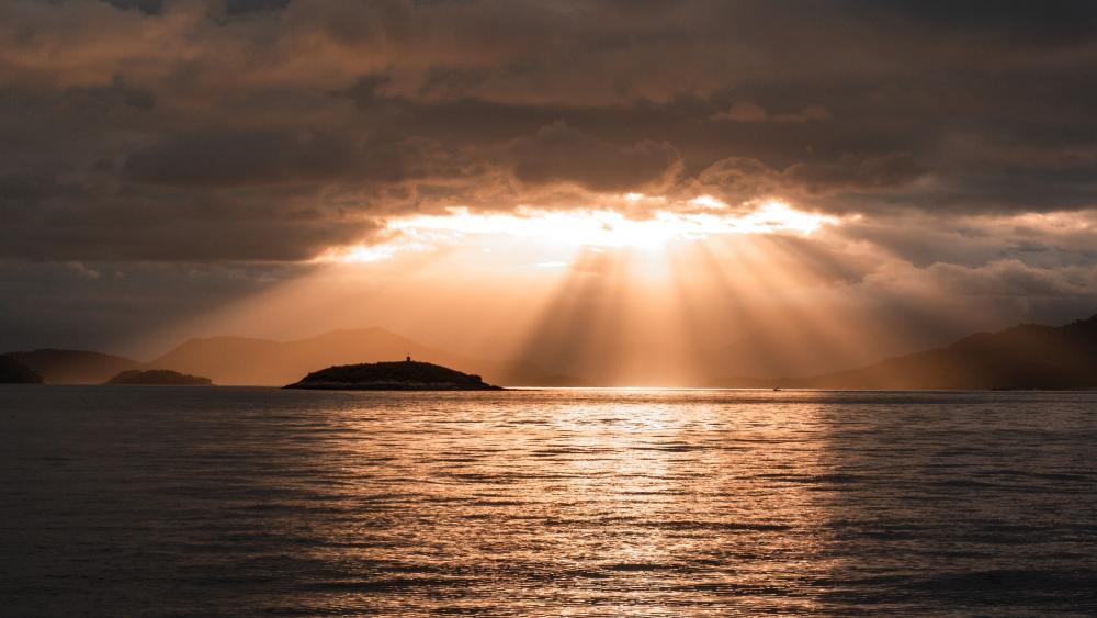 Nature's Radiant Sunset over Tranquil Waters wallpaper