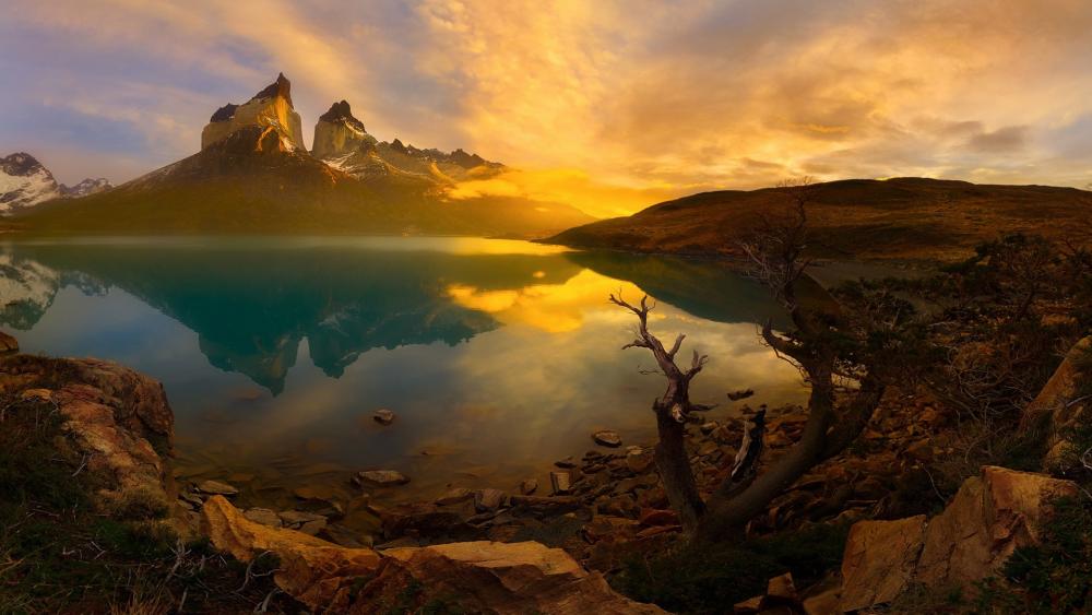 Golden Sunrise Over Majestic Mountains wallpaper