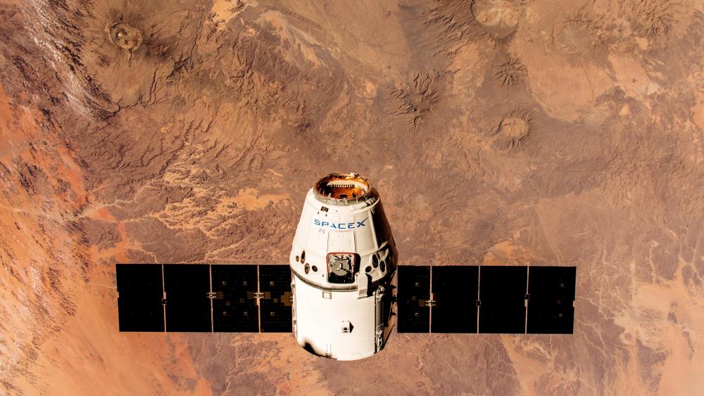 SpaceX's Dragon Spacecraft En Route to the Space Station wallpaper