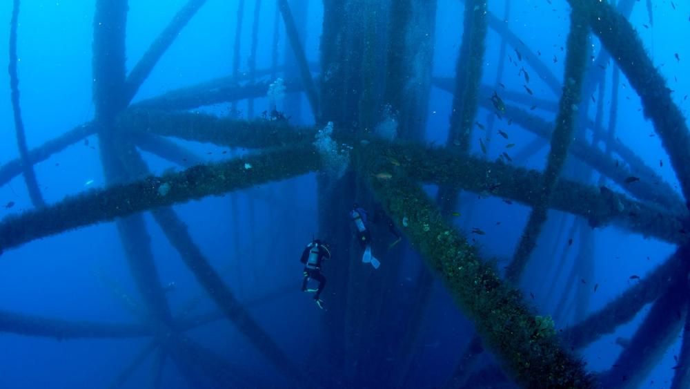 Scuba diving near oil rig legs wallpaper