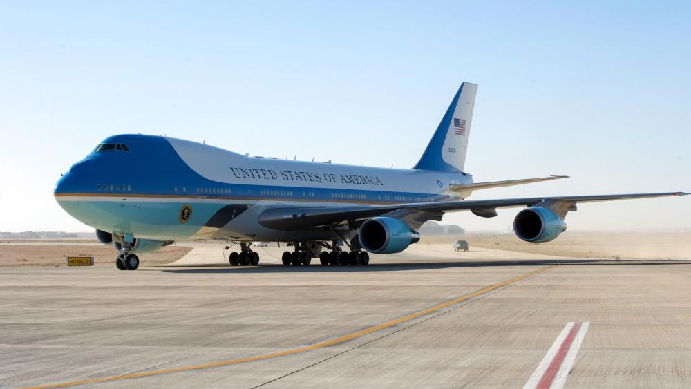 Air Force One Carrying President and First Lady Obama Arrives in Riyadh wallpaper