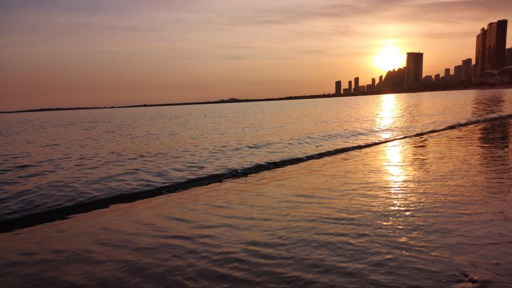 Sunset Serenity Over Urban Waterscape wallpaper
