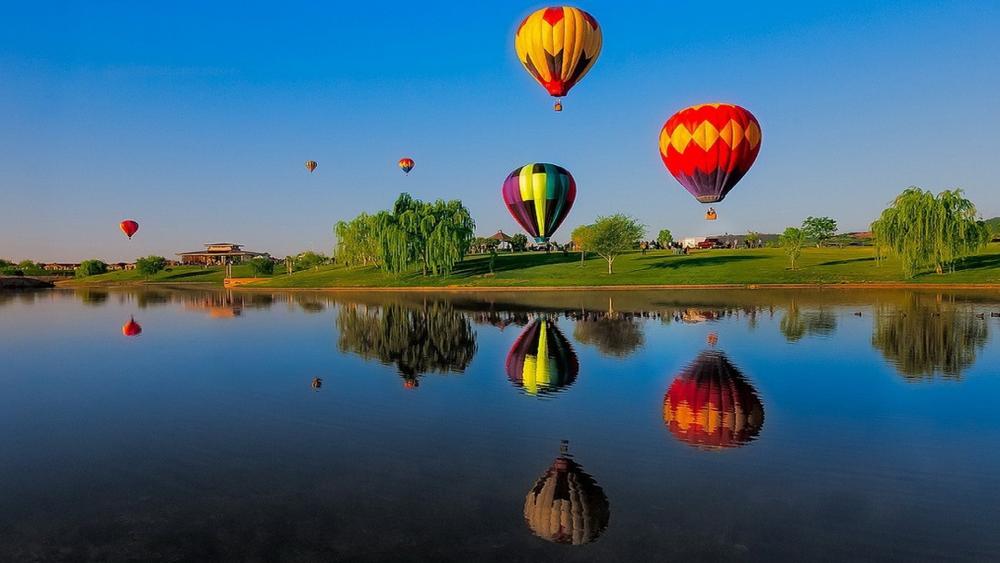 Mit einem Luftballon überm See fliegen wallpaper