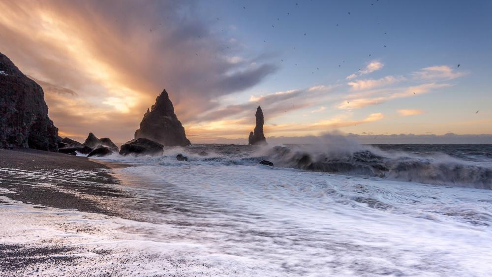 Majestic Ocean Sunrise at Rocky Shoreline wallpaper