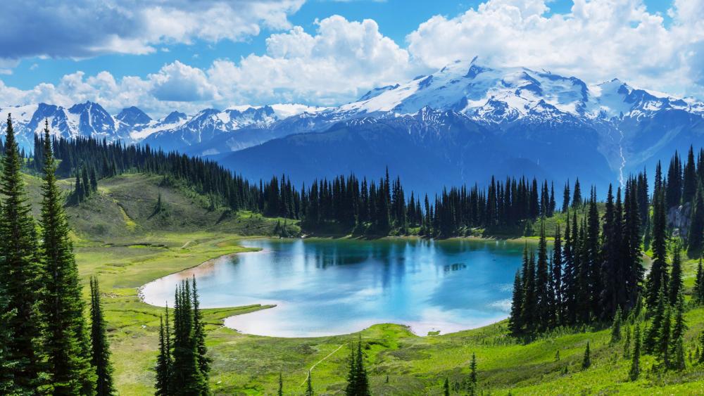 Majestic Mountain Lake in Pristine Wilderness wallpaper