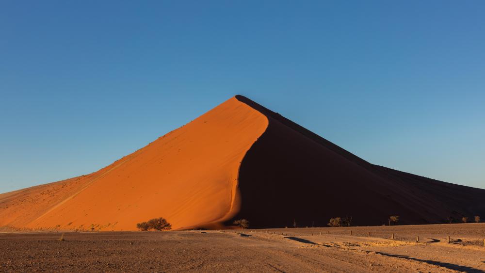 Large Sand Dune in the Namib Desert wallpaper