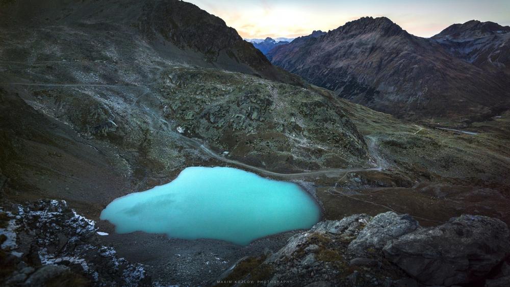 Stunning Mountain Lake at Dusk wallpaper