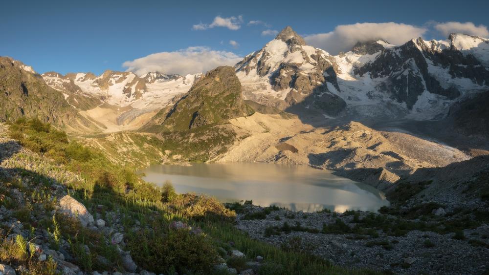 Majestic Mountain Serenity in Nature's Embrace wallpaper