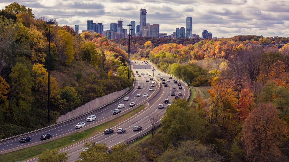 Traffic on Don Valley Parkway wallpaper