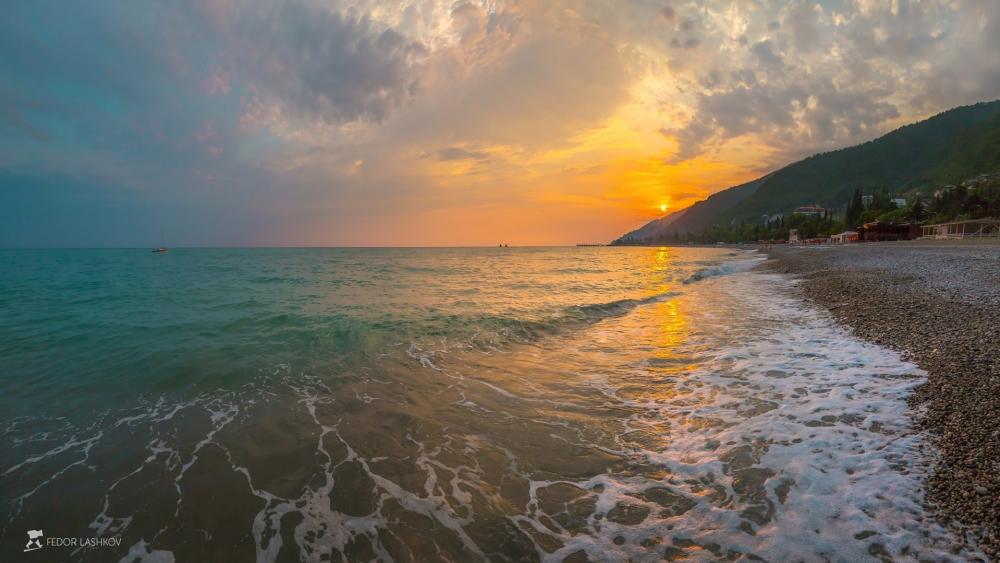 Serene Sunset Over the Ocean Waves wallpaper