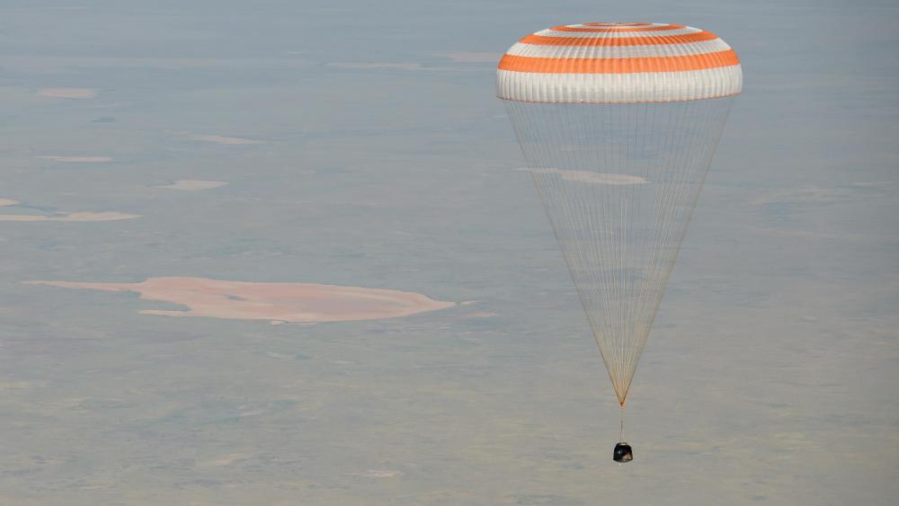 Soyuz MS-11 Landing with Expedition 59 Crew Members wallpaper