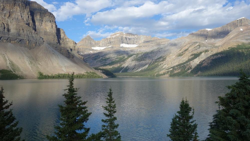 Majestic Mountain Reflections in Serene Waters wallpaper