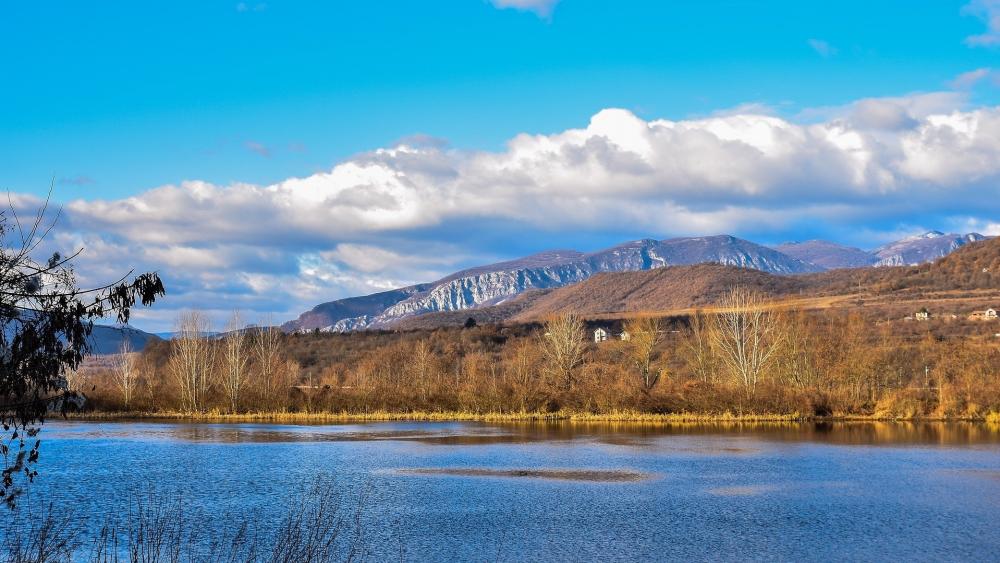 Serene Mountain Landscape Reflecting in Tranquil Waters wallpaper