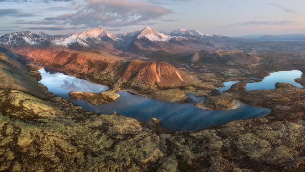 Majestic Mountain Landscape at Dawn wallpaper
