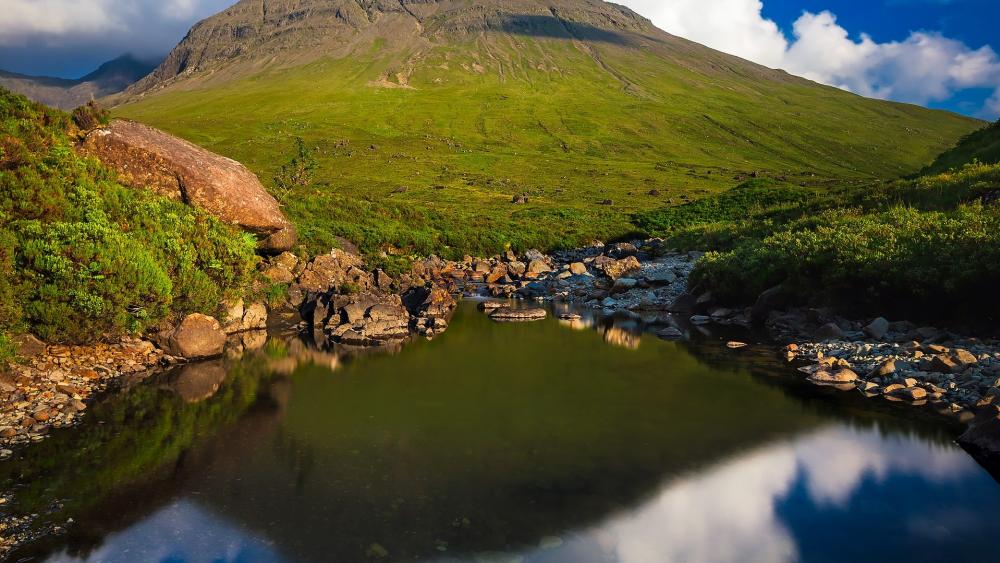 Serene Mountain Reflection in Tranquil Waters wallpaper