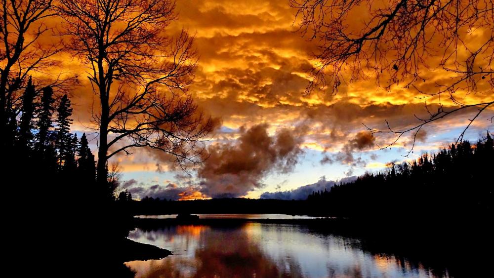 Serene Twilight Over Tranquil Waters wallpaper