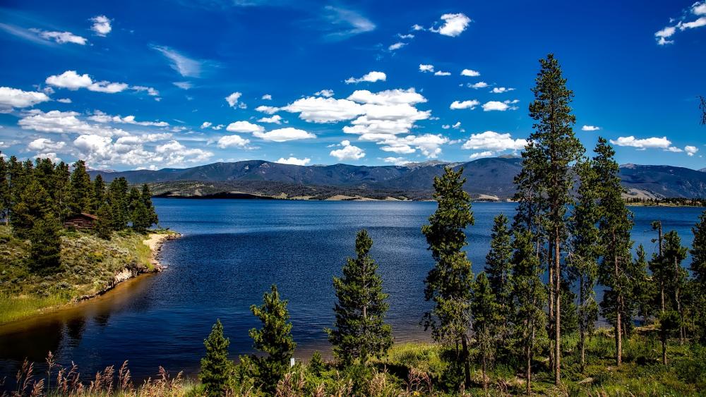 Serene Lake Under a Clear Blue Sky wallpaper