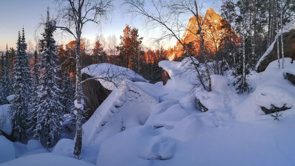 Winter Wonderland in Serene Mountains wallpaper
