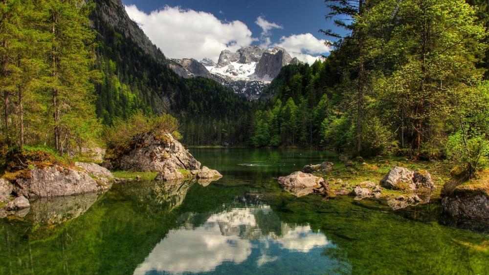 Serene Mountain Lake Reflection wallpaper