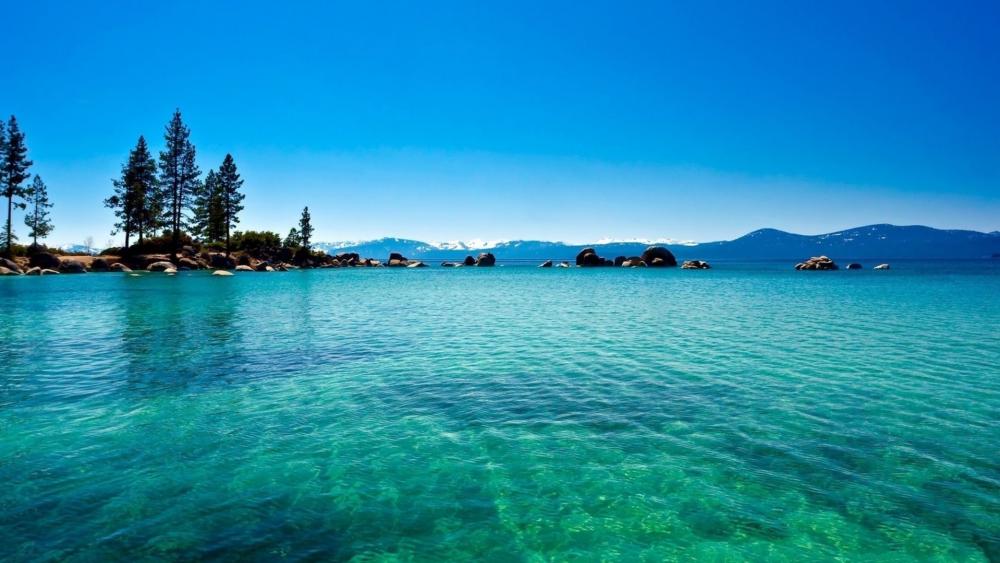 Tranquil Waters Under a Clear Sky wallpaper