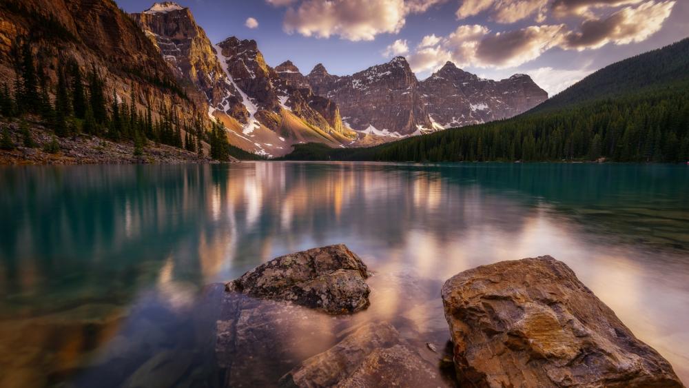 Tranquil Mountain Reflections in Serene Lake wallpaper