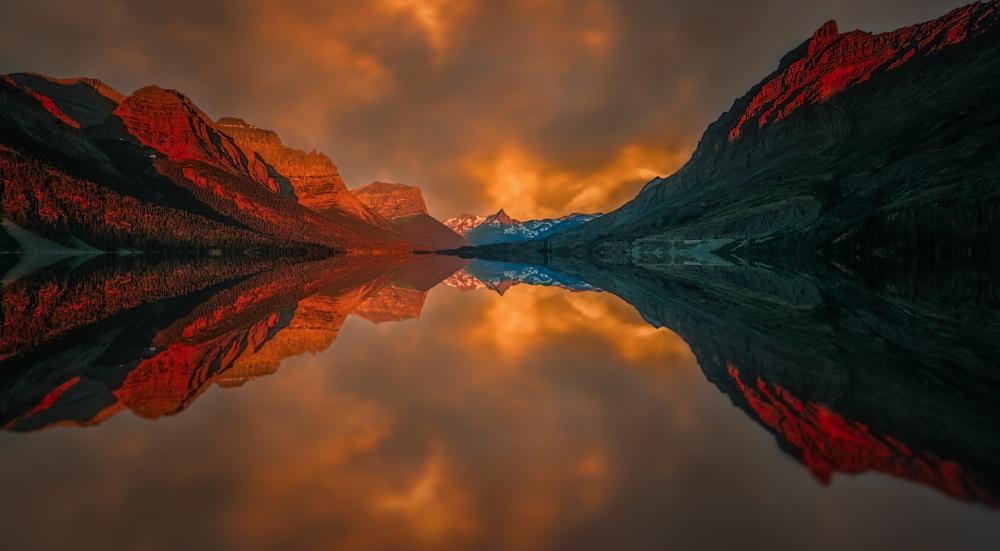 Stunning Mountain Reflection at Dusk wallpaper