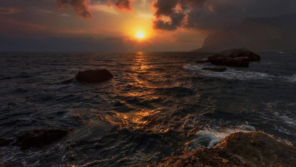 Serene Sunset Over Ocean Waves wallpaper