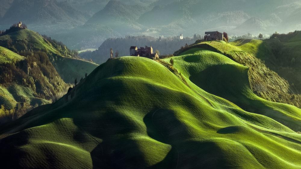 Rolling hills of Tuscany, Italy wallpaper