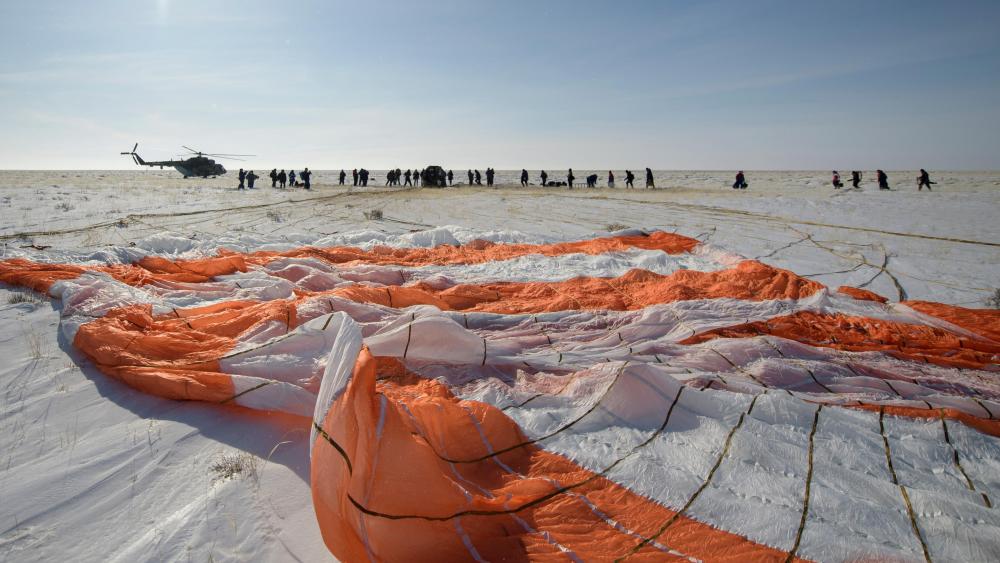 Parachute from Expedition 61's Soyuz Landing wallpaper