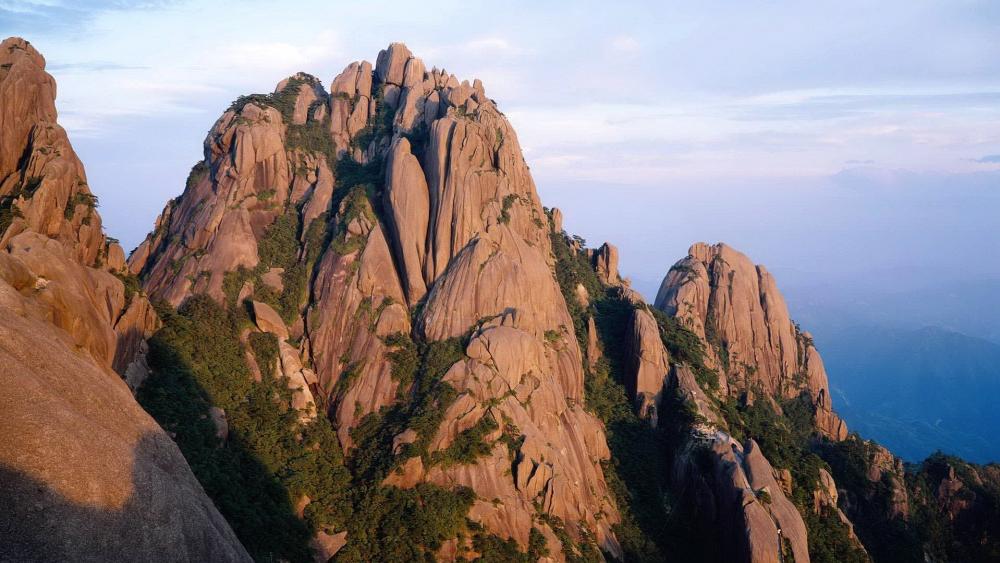 Majestic Rocky Peaks at Dusk wallpaper