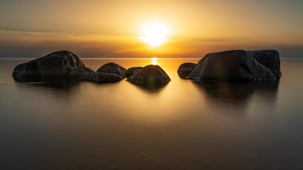 Tranquil Sunset Over Serene Waters wallpaper