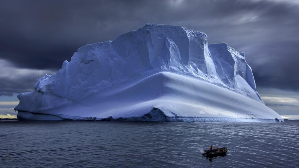 Majestic Iceberg in Tranquil Waters wallpaper