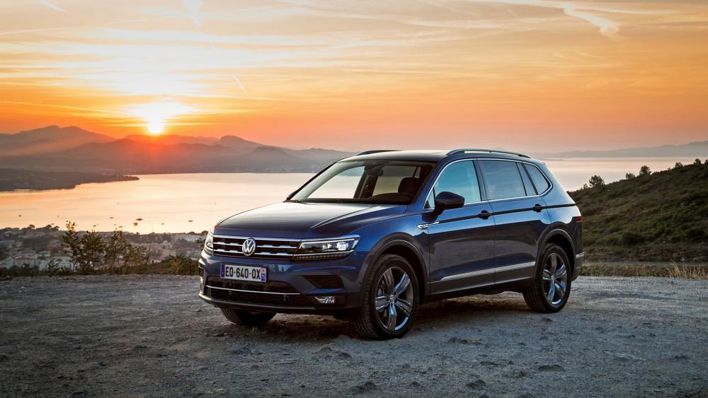 Sleek Volkswagen SUV Against a Stunning Sunset View wallpaper