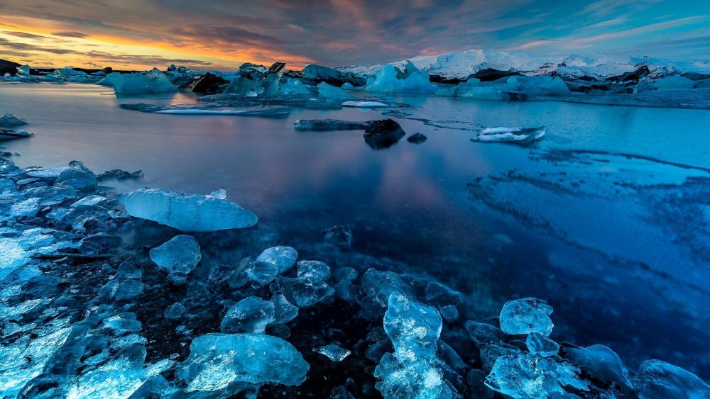 Serenity of Ice and Water in Nature's Palette wallpaper