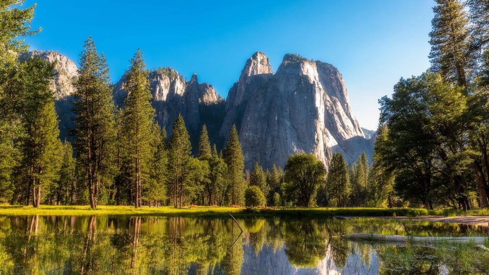 Majestic Mountain Reflections in Tranquil Waters wallpaper
