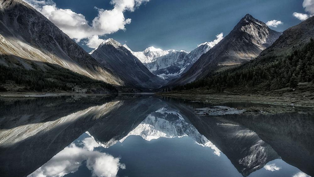 Majestic Mountain Reflection in Serene Waters wallpaper