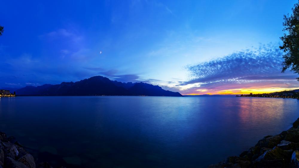 Serene Twilight Over Calm Waters wallpaper