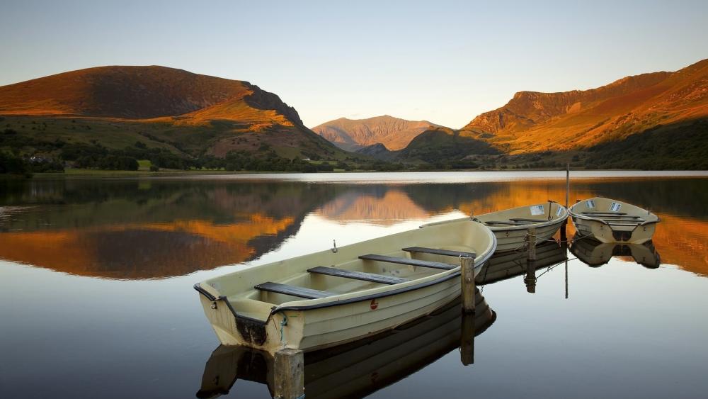 Serene Lake at Sunset with Boats wallpaper
