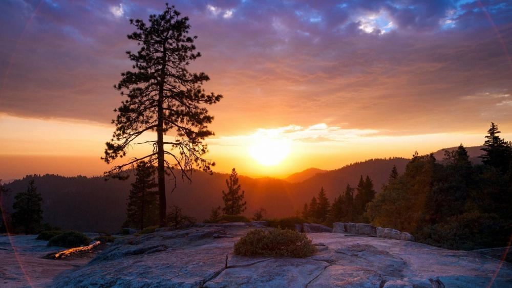 Majestic Sunset Over Mountain Peaks wallpaper