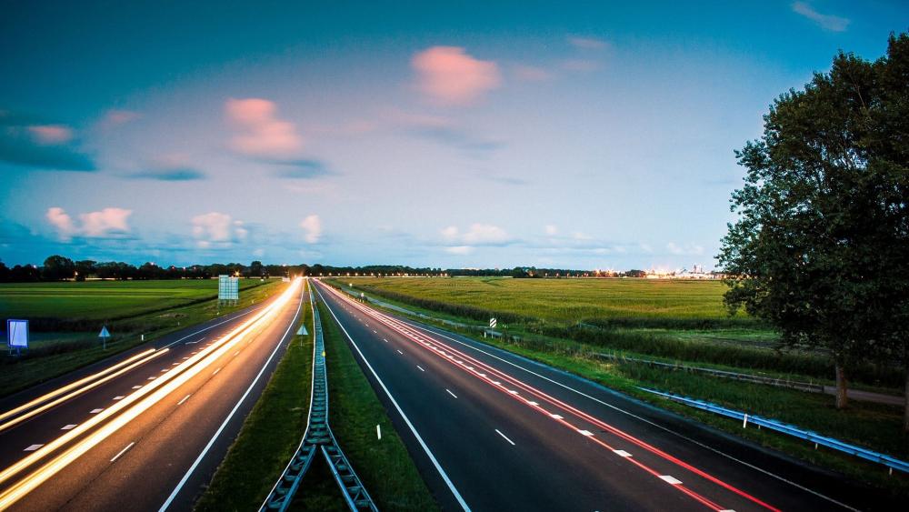 Serene Highway Under a Twilight Sky wallpaper