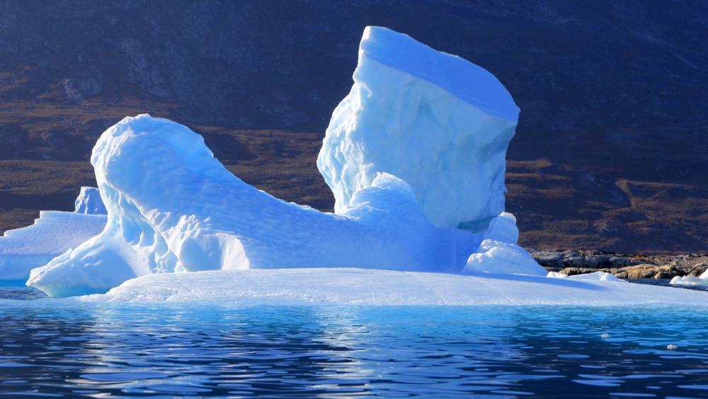 Majestic Iceberg in Tranquil Waters wallpaper