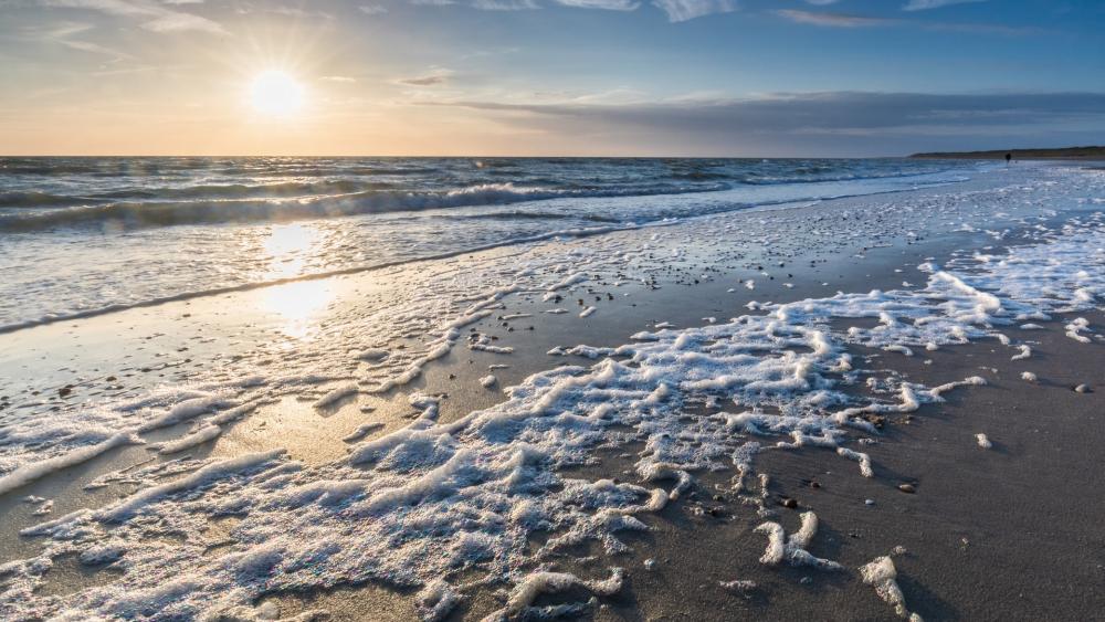 Serene Sunset Over Tranquil Shoreline wallpaper
